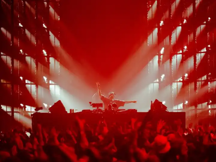 Agenda: The death of in-flight entertainment, roadtrips on paper and the cultural industrial revolution.